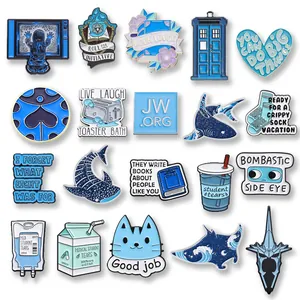 Sammlung kreativer blauer Emaille-Pins mit einzigartigen typografischen Motiven