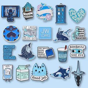 Set aus kreativen blauen Emaille-Pins mit Zitaten und Cartoon-Charakteren
