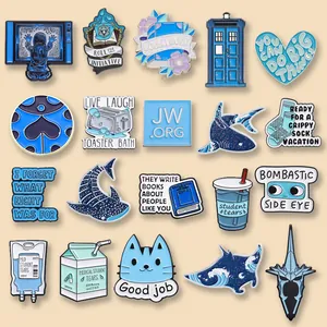 Sammlung kreativer blauer Emaille-Pins mit lustigen Zitaten und Popkultur-Ikonen