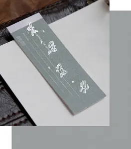 Nahaufnahme eines Vintage-Buchenholzstempel-Abdrucks mit eleganten digitalen Motiven.