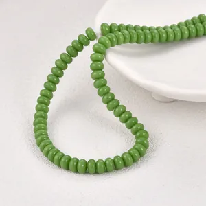 Detalle de cuentas de ábaco de vidrio verde de 5x8mm para creación de joyas