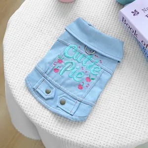 Détail de veste en jean pour chien bleu clair avec broderie Cutie Pie et motif cerise
