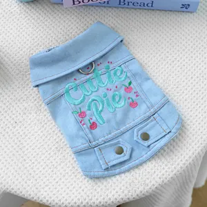 Gros plan détaillé d'un gilet en jean pour animaux avec broderie Cutie Pie