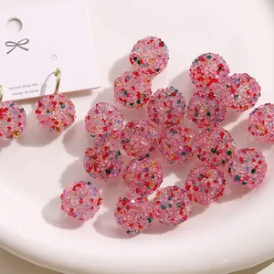 Primo piano di perle in resina a sfera rosa zuccherate colorate per creazione gioielli DIY