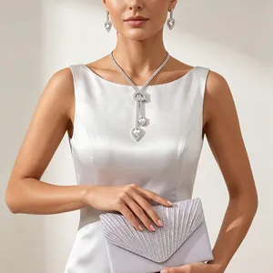 Elegantes silbernes Strass-Schmuckset mit passender Satin-Abendclutch im Detail