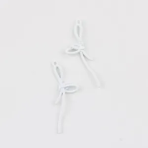 Vue détaillée d'un pendentif nœud en alliage blanc pour la création de bijoux DIY