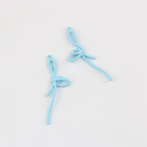 Vue macro de pendentifs en alliage bleu clair avec nœud pour la création de bijoux DIY