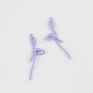 Vue détaillée de breloques nœud en alliage lavande avec texture corde pour création bijoux