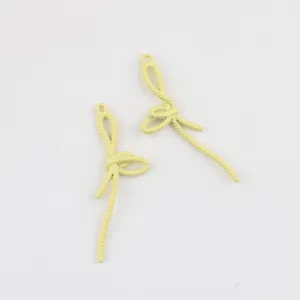 Vue détaillée de deux breloques nœuds en alliage jaune pâle pour boucles d'oreilles DIY
