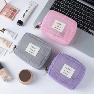 Drei bunte Netz-Kosmetiktaschen in Pink Grau und Violett für Reise und Make-up-Aufbewahrung