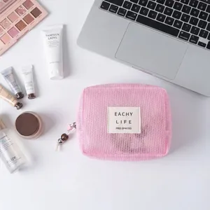 Minimalistische rosa Netz-Kosmetiktasche mit Eachy Life-Aufnäher für Toilettenartikel