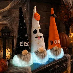 Lot de trois gnomes d'Halloween lumineux avec texte EEK et BOO dans un décor effrayant.