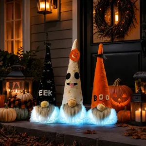 Trois gnomes d'Halloween en peluche avec bases lumineuses sur un porche décoré en extérieur