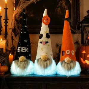 Trois gnomes d'Halloween lumineux avec textes EEK et BOO dans un décor effrayant