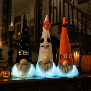 Trois gnomes d'Halloween lumineux avec textes EEK et BOO dans un décor intérieur effrayant.
