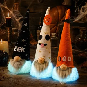 Gros plan de gnomes d'Halloween lumineux avec textures en peluche et bases à LED