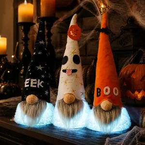 Lot de trois gnomes d'Halloween lumineux avec texte EEK et BOO dans un décor festif