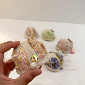 Mini pochette in tweed per auricolari wireless con ciondolo a perla molto elegante