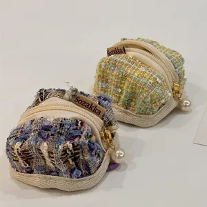 Due graziose custodie in tweed per AirPods con eleganti ciondoli di perle ed etichette