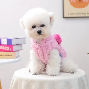 Detailansicht einer weichen rosa Lammwollweste für Haustiere, getragen von einem weißen Bichon