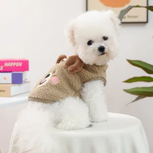 Nahaufnahme eines weißen Hundes in einer braunen Sherpa-Fleece-Weste mit Bärenohren.