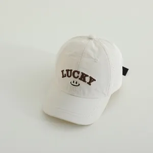 Beigefarbene schnelltrocknende Kinder-Baseballkappe mit LUCKY-Stickerei und Smiley