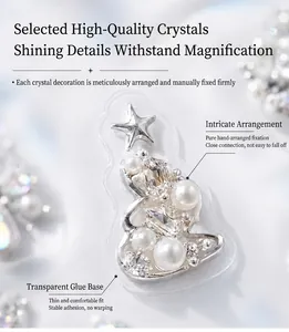 Gros plan du bijou d'ongles en forme de sapin avec des perles et des cristaux