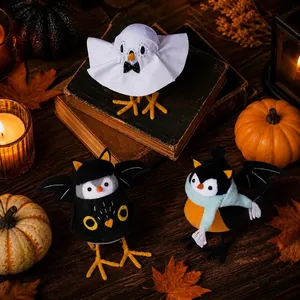 Gros plan de mignonnes figurines d'oiseaux d'Halloween en fantôme et chauve-souris