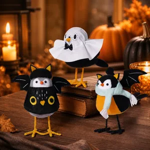 Gros plan de trois figurines d'oiseaux d'Halloween en feutrine avec costumes.