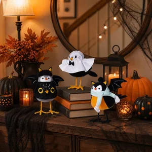 Figurines d'oiseaux d'Halloween festives sur des livres anciens, décor de table cosy