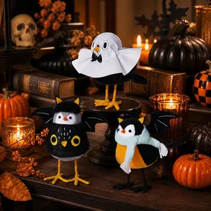 Trois ornements d'oiseaux d'Halloween en peluche faits main dans une scène festive