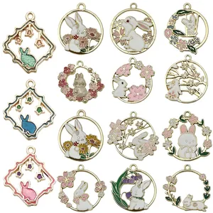 Assortimento di ciondoli coniglio in smalto e ghirlanda floreale per creazione gioielli fai da te