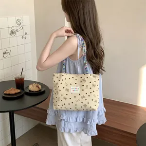 Borsa a spalla in velluto a coste con motivi a cuore e fiocco e manici colorati