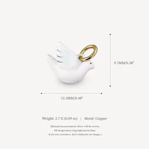 Elegante ciondolo a forma di colomba bianca perlata in rame placcato oro per gioielli fai da te