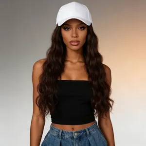 Dettaglio della parrucca mossa lunga marrone con un cappellino da baseball bianco