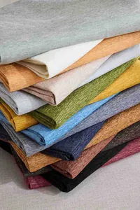 Primer plano de fundas de sofá de chenilla texturizada en varios colores vibrantes