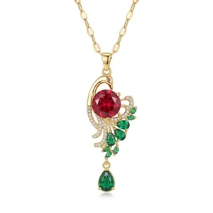 Élégant collier pendentif paon avec zircons rouges et verts sur une chaîne dorée de luxe