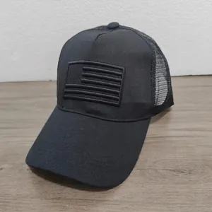 Nahaufnahme einer schwarzen Trucker-Mütze mit US-Flaggen-Stickerei und Netzrücken