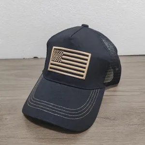 Detailaufnahme eines schwarzen Trucker-Huts mit beigefarbener US-Flaggen-Stickerei
