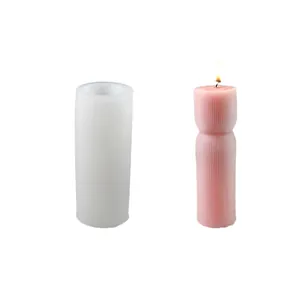 Stampo in silicone per candele a pilastro a strisce con campione di candela rosa finito