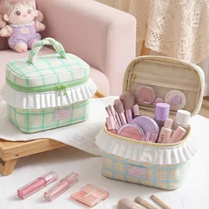 Borsa da trucco scozzese capiente con manico intrecciato ed eleganti rifiniture a volant