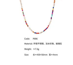 Détail du collier de perles de verre colorées et perles d'eau douce bohème chic