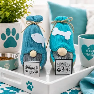 Primo piano di gnomi a maglia con insegne sentimentali per amanti di gatti e cani.