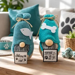 Dettaglio di gnomi decorativi a maglia con insegne a tema gatto e cane per la casa