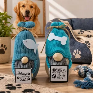 Dettaglio di gnomi in maglia a tema animali domestici con citazioni per la casa.