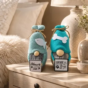 Coppia di nani a maglia con temi gatto e cane per decorazioni domestiche.