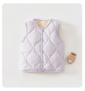 Dettaglio del gilet imbottito invernale per neonati viola chiaro, caldo e antivento.