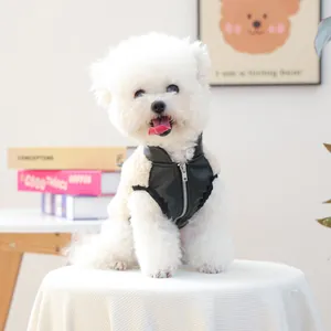 Detailansicht einer schwarzen Haustierweste aus Kunstleder für kleine Hunde