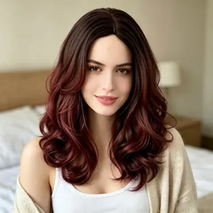Dettaglio di una parrucca lunga mossa bordeaux sfumata 1BT su modella