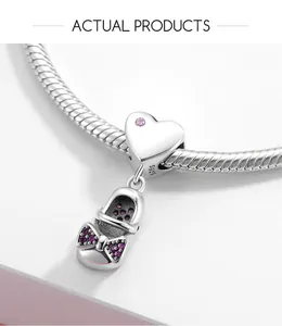 Gros plan de la breloque chaussure bébé en argent S925 avec zircons roses